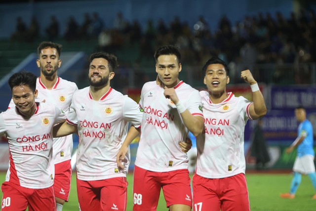 Asian Cup: HLV Troussier bối rối trước nghịch lý của "bức tường thép" đội tuyển Việt Nam- Ảnh 1.