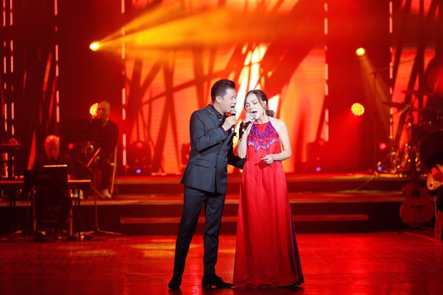 Danh ca Thanh Hà bất ngờ khi bạn đời Phương Uyên xuất hiện trên sân khấu- Ảnh 3.