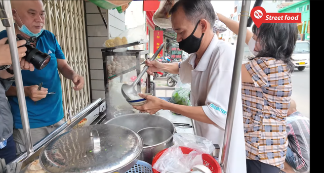Xe hủ tiếu độc lạ Sài Gòn, bán 30 năm không bao giờ rửa tô tại chỗ, khách "chịu khổ" để được ăn ngon- Ảnh 1.