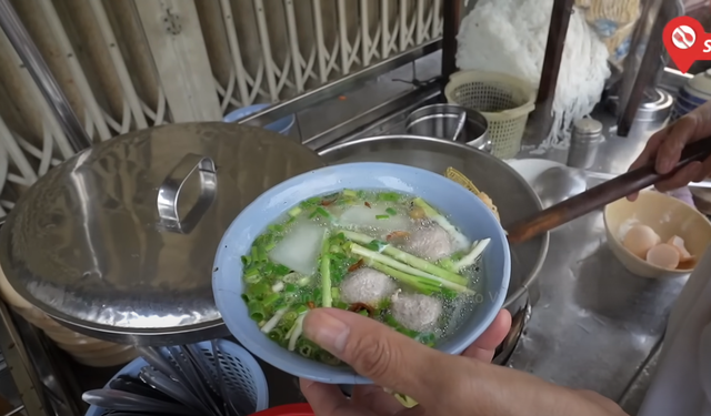 Xe hủ tiếu độc lạ Sài Gòn, bán 30 năm không bao giờ rửa tô tại chỗ, khách "chịu khổ" để được ăn ngon- Ảnh 6.