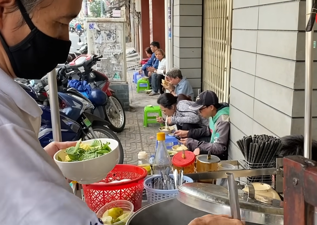 Xe hủ tiếu độc lạ Sài Gòn, bán 30 năm không bao giờ rửa tô tại chỗ, khách "chịu khổ" để được ăn ngon- Ảnh 3.