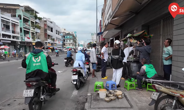 Xe hủ tiếu độc lạ Sài Gòn, bán 30 năm không bao giờ rửa tô tại chỗ, khách "chịu khổ" để được ăn ngon- Ảnh 8.