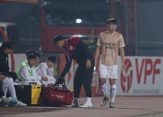 Tiền vệ tuyển Việt Nam chấn thương đen đủi, nguy cơ lỡ hẹn với Asian Cup 2023- Ảnh 1.