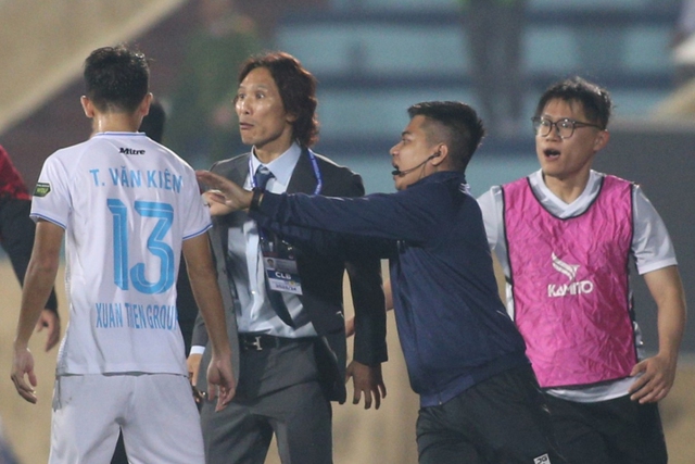 "Bóng đá đẹp quan trọng hơn bóng đá thắng" và cú trượt đau điếng của HLV Gong Oh-kyun- Ảnh 3.