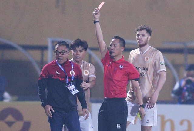 Sếp CLB CAHN xô xát với trọng tài, lĩnh thẻ đỏ rời sân trong trận cầu khó tin tại V.League- Ảnh 2.