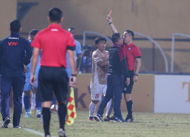 Sếp CLB CAHN xô xát với trọng tài, lĩnh thẻ đỏ rời sân trong trận cầu khó tin tại V.League- Ảnh 1.
