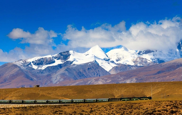 Xây xong đường sắt cao nhất thế giới, Trung Quốc chôn 15.000 cây sắt 2 bên, ở trong chứa thứ cực độc đáo- Ảnh 1.