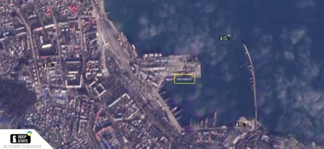Xuất hiện hình ảnh tàu đổ bộ Nga bị hư hại sau khi trúng tên lửa hành trình Ukraine- Ảnh 1.