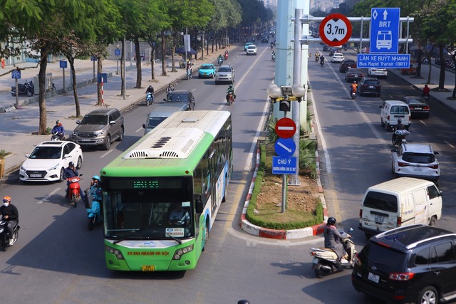 Tuyến xe buýt BRT nghìn tỷ đầu tiên ở Việt Nam: Bất ngờ "khoác áo mới" trước tin đồn bị dừng- Ảnh 1.