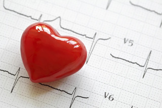 4 dấu hiệu cảnh báo biến cố tim mạch nguy hiểm “ập đến”, rất dễ nhầm với cảm cúm thông thường- Ảnh 1.