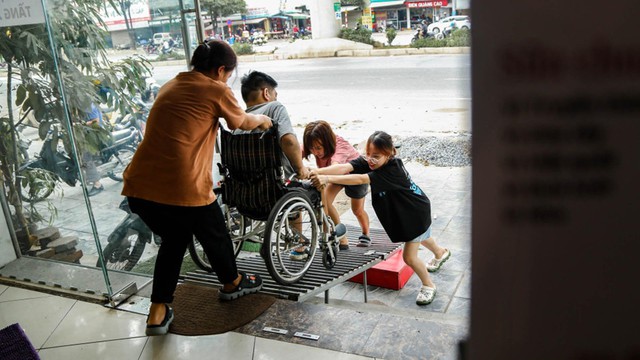 Cô gái miền Nam và hành trình "làm đôi chân" cho chàng trai khuyết tật nơi đất Bắc- Ảnh 1.