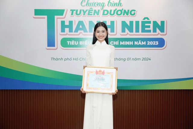 Hoa hậu Nguyễn Thanh Hà vinh dự nhận bằng khen Thanh niên tiêu biểu TP.HCM 2023

- Ảnh 2.