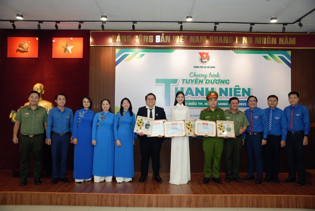 Hoa hậu Nguyễn Thanh Hà vinh dự nhận bằng khen Thanh niên tiêu biểu TP.HCM 2023

- Ảnh 1.