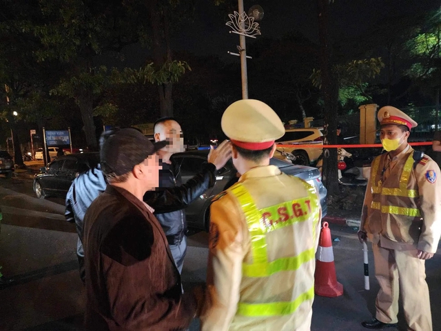 Vi phạm nồng độ cồn vượt mức kịch khung đêm cuối năm, tài xế tự nhận “tâm thần”- Ảnh 2.