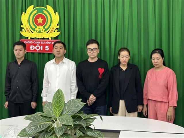 Hwang Chang Nam (thứ 3 từ trái qua) cùng các đối tượng bị bắt giữ - Ảnh: BCA