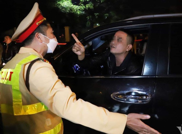 Vi phạm nồng độ cồn vượt mức kịch khung đêm cuối năm, tài xế tự nhận “tâm thần”- Ảnh 1.