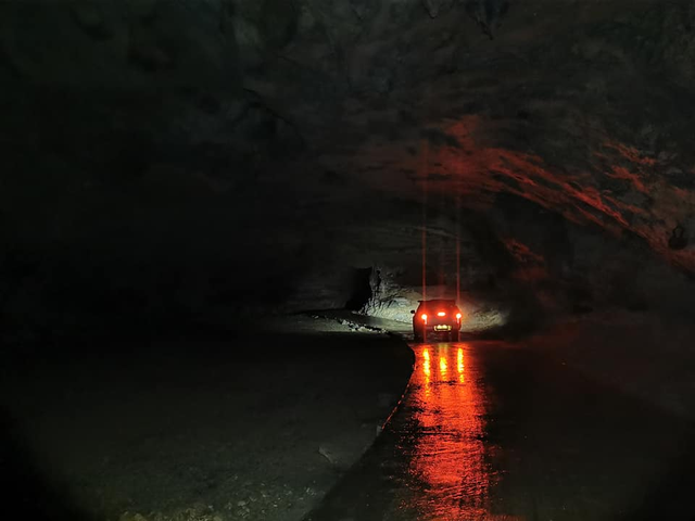 Hang động trong núi ở nơi cách Hà Nội hơn 100km, du khách nhận xét tới đây "ngỡ như đi xuống địa ngục"- Ảnh 3.