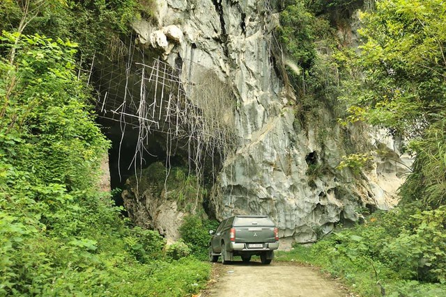 Hang động trong núi ở nơi cách Hà Nội hơn 100km, du khách nhận xét tới đây "ngỡ như đi xuống địa ngục"- Ảnh 1.