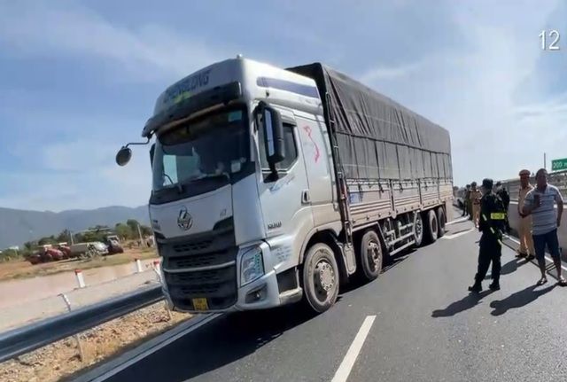 CSGT truy đuổi tài xế xe tải có thái độ "ngang ngược" suốt quãng đường hơn 20km- Ảnh 1.
