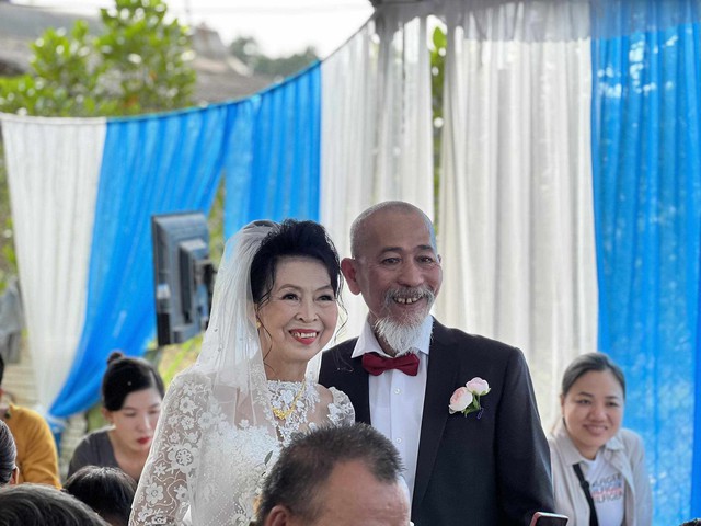 Gặp lại tình đầu sau 40 năm xa cách, chú rể U70 bay từ Mỹ về Việt Nam làm đám cưới linh đình- Ảnh 5.