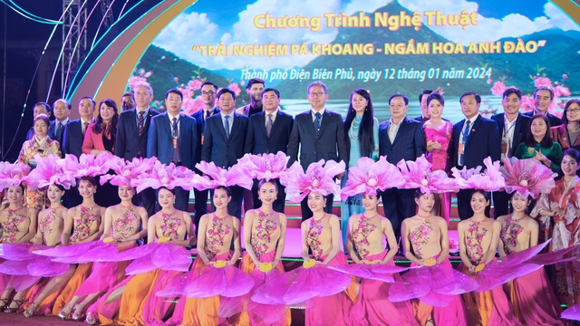 NTK Vũ Thảo Giang gây ấn tượng với bộ sưu tập "Sắc hoa tri ngộ" tại Lễ hội Hoa anh đào- Ảnh 1.
