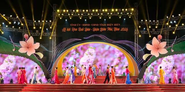 NTK Vũ Thảo Giang gây ấn tượng với bộ sưu tập "Sắc hoa tri ngộ" tại Lễ hội Hoa anh đào- Ảnh 4.