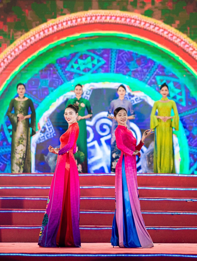 NTK Vũ Thảo Giang gây ấn tượng với bộ sưu tập "Sắc hoa tri ngộ" tại Lễ hội Hoa anh đào- Ảnh 8.