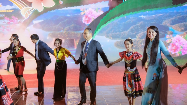 NTK Vũ Thảo Giang gây ấn tượng với bộ sưu tập "Sắc hoa tri ngộ" tại Lễ hội Hoa anh đào- Ảnh 9.