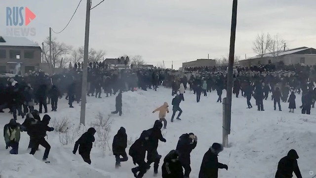 Bạo loạn ở nước cộng hòa thuộc Nga: Hàng nghìn người xô xát cảnh sát, Vệ binh quốc gia Nga được điều động- Ảnh 2.