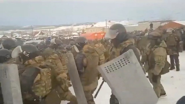 Bạo loạn ở nước cộng hòa thuộc Nga: Hàng nghìn người xô xát cảnh sát, Vệ binh quốc gia Nga được điều động- Ảnh 3.