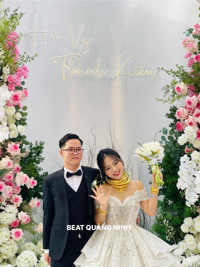 Mâm cỗ cưới 28 triệu của đại gia Quảng Ninh, rạp rộng 1000 mét vuông, cô dâu đeo vàng trĩu cổ- Ảnh 5.