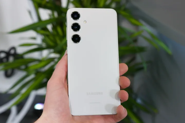 Samsung Galaxy S24 phải chăng đang được khen quá lời: "Đây là cảm nhận của tôi sau 2 tiếng cầm trên tay"- Ảnh 1.