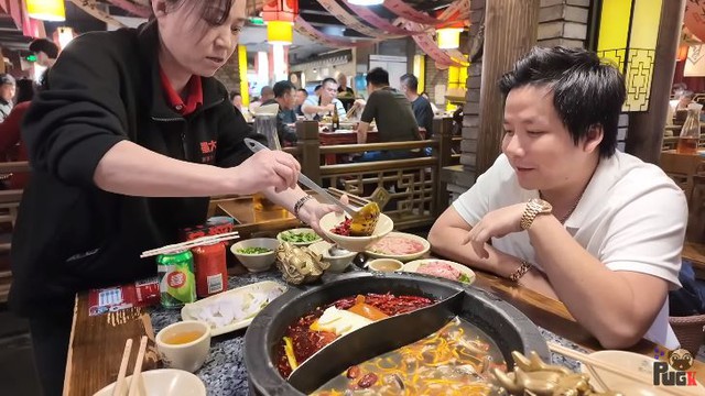 Khoa Pug khoe đi thăm thú Tứ Xuyên, ăn lẩu cay nhất thế giới, một chi tiết khiến 100% dân mạng khen ngợi- Ảnh 3.