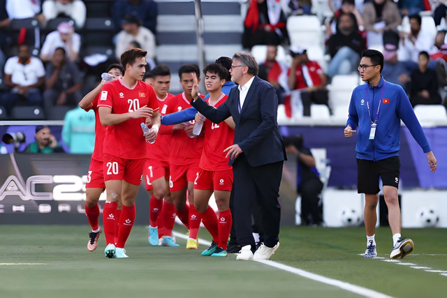 Cuộc gặp riêng cầu thủ Việt Nam kém may nhất Asian Cup và chiêu "đắc nhân tâm" của HLV Troussier- Ảnh 4.