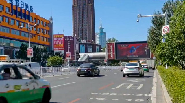 Trung Quốc: Bảng quảng cáo khổng lồ giữa trung tâm thành phố là 'cầu vượt' vươn tới quyền lực quan tham- Ảnh 1.