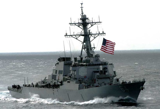 Houthi tuyên bố 'đánh trực tiếp' vào tàu chiến Mỹ, buộc 2 tàu thương mại phải rút khỏi Biển Đỏ- Ảnh 1.