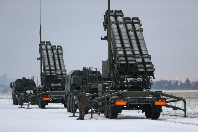 Chứng kiến Nga trút "bão lửa" vào Ukraine, NATO cấp tập chốt luôn 1.000 tên lửa Patriot để phòng thủ- Ảnh 1.