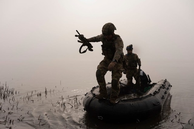 Lính Ukraine tiết lộ: Nhiệm vụ vượt sông Dnipro chẳng khác gì 'bị ném vào giữa bầy sói'- Ảnh 1.