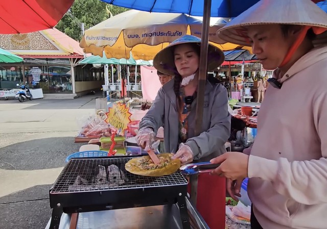 Rể Việt được mẹ vợ Thái Lan hộ tống đi bán bánh tráng nướng, khách đông "không kịp thở", thu nhập bất ngờ- Ảnh 2.
