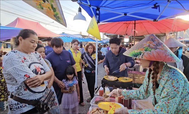 Rể Việt được mẹ vợ Thái Lan hộ tống đi bán bánh tráng nướng, khách đông "không kịp thở", thu nhập bất ngờ- Ảnh 4.