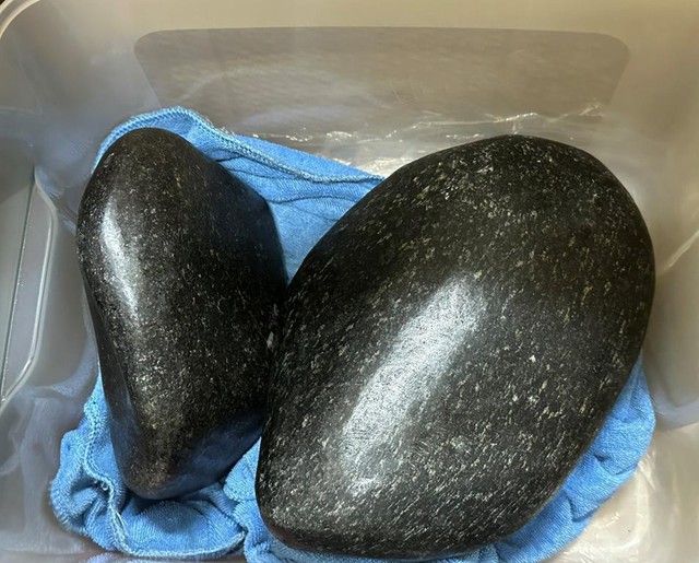 Bắt 5 người hô biến 2 cục đá màu đen thành “đá hủy diệt kim loại”, bán giá 2,1 tỷ đồng- Ảnh 2.