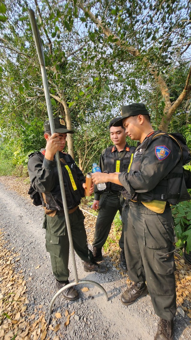 Nhân chứng nói gì về sự bất thường của nghi phạm giết người đang bị hàng trăm cảnh sát truy lùng gắt gao?- Ảnh 3.