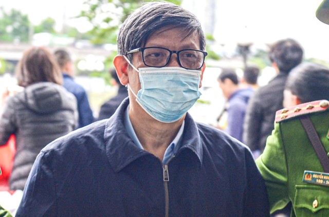 Vì sao cựu Bộ trưởng Bộ Y tế Nguyễn Thanh Long "có nguy cơ bị mù một bên mắt, phải dùng máy thở"?- Ảnh 3.