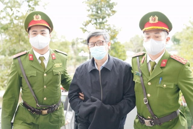 Vì sao cựu Bộ trưởng Bộ Y tế Nguyễn Thanh Long "có nguy cơ bị mù một bên mắt, phải dùng máy thở"?- Ảnh 2.