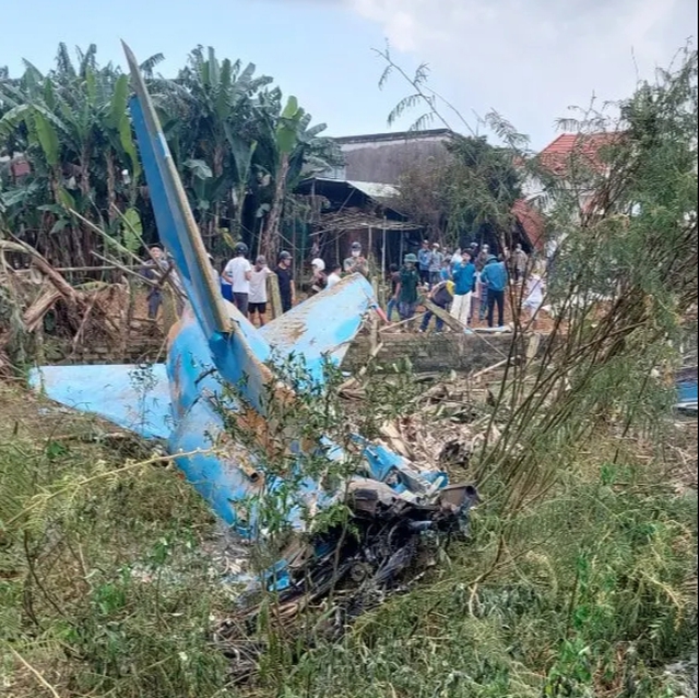 Vụ máy bay Su22 rơi ở Quảng Nam: Nhiều mảnh vỡ vương vãi khắp nơi, phi công nhảy dù an toàn- Ảnh 2.