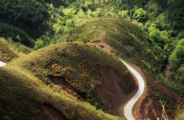 Ngoài biển, Quảng Ninh còn có một vùng núi hoang sơ được ví như "Sa Pa thu nhỏ", cách Hạ Long hơn 100km - Ảnh 4.