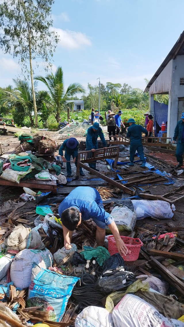 Lốc xoáy bất ngờ xuất hiện ở Kiên Giang đánh sập hoàn toàn 23 ngôi nhà, nhiều người bị thương - Ảnh 4.