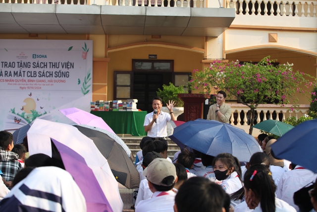 MC Mạnh Khang "đơ tay" vì học sinh ở Hải Dương đòi ký tặng - Ảnh 10.