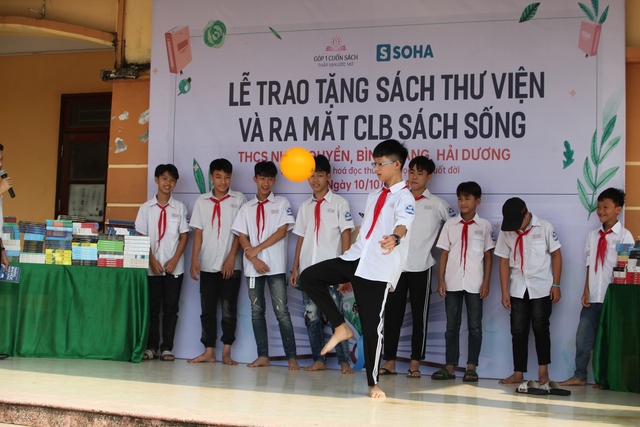 MC Mạnh Khang "đơ tay" vì học sinh ở Hải Dương đòi ký tặng - Ảnh 12.