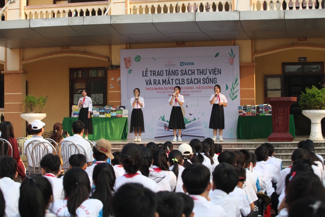 MC Mạnh Khang "đơ tay" vì học sinh ở Hải Dương đòi ký tặng - Ảnh 1.